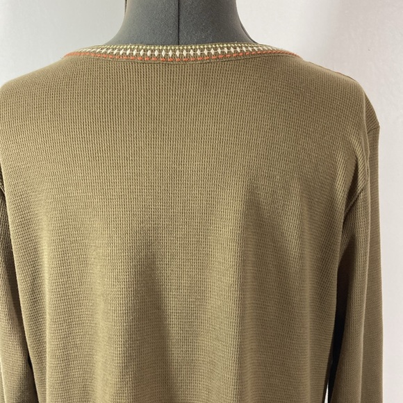 D&Co Top Women Size Large Green w Southwestern Print Neckline V Neck Long Sleeve - Picture 7 of 9